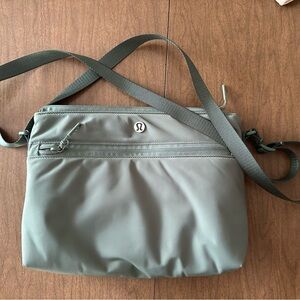 Lululemon crossbody, EUC